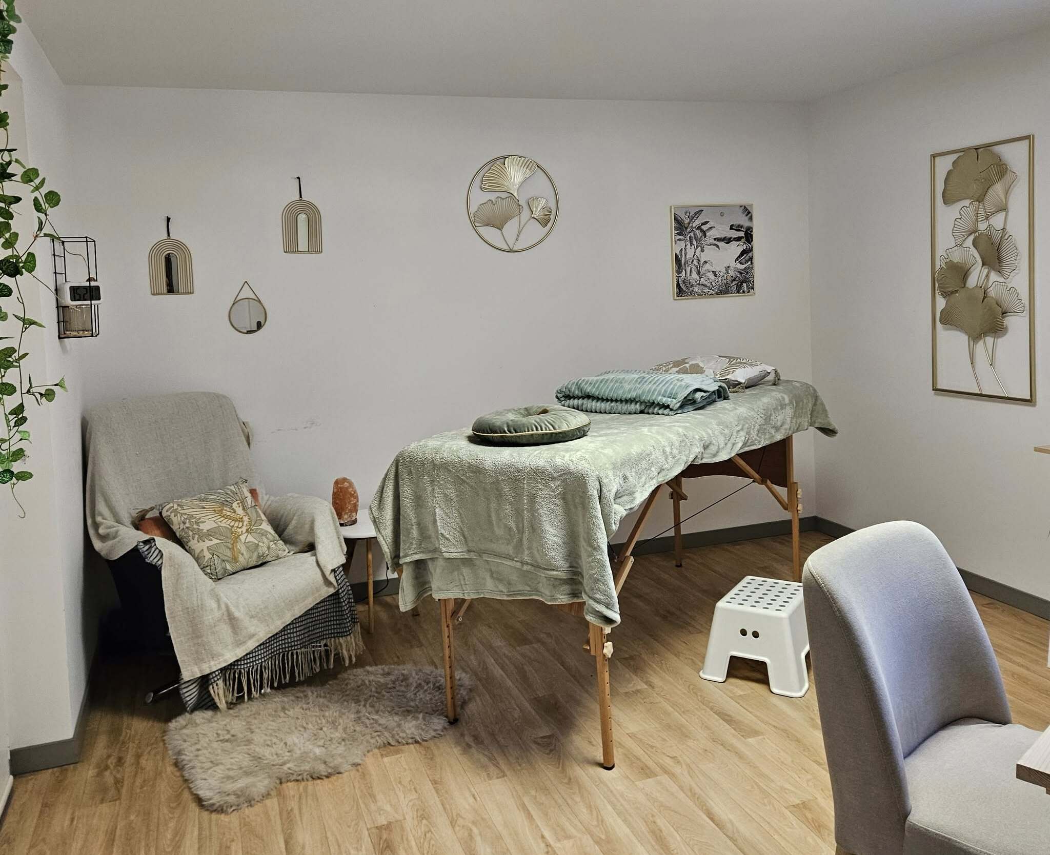 Table de soin Reiki dans le cabinet Le Cocon d'Angèle à Champcevinel